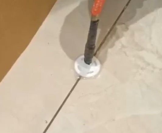 宝塔瓷砖空鼓维修公司专业解答瓷砖在铺贴过程中，如果没有涂抹均匀到位的粘结材料（如水泥砂浆或瓷砖胶），可能会导致以下问题
