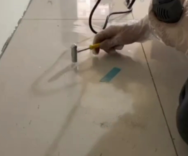 宝塔瓷砖开裂维修公司专业分享瓷砖在铺贴前如果没有沥干水分，将会导致以下问题